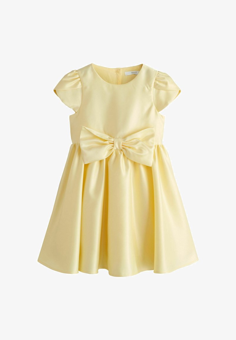 Vestido de satén amarillo claro para niño pequeño con mangas abullonadas y un gran lazo en la cintura, largo hasta la rodilla, falda fruncida y escote redondo.