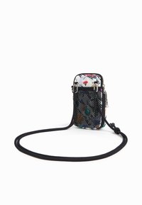 Černá crossbody taška z síťoviny s barevnými tištěnými prvky, vybavená zipem a nastavitelným popruhem. Kompaktní design s několika kapsami.