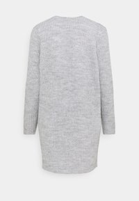 Długa sukienka swetrowa o długości do kolan z długim rękawem w jasnoszarym kolorze, z prążkowaną fakturą, pokazana od tyłu na białym tle.