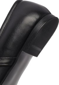 Zwarte leren enkelboot met een gladde afwerking, ronde neus en een getextureerde rubberen zool met verticale groeven.