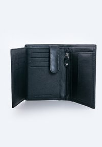 Portafoglio in pelle nera con numerosi scomparti per carte, un comparto per monete con zip e una chiusura a scatto. Texture liscia, design minimalista.