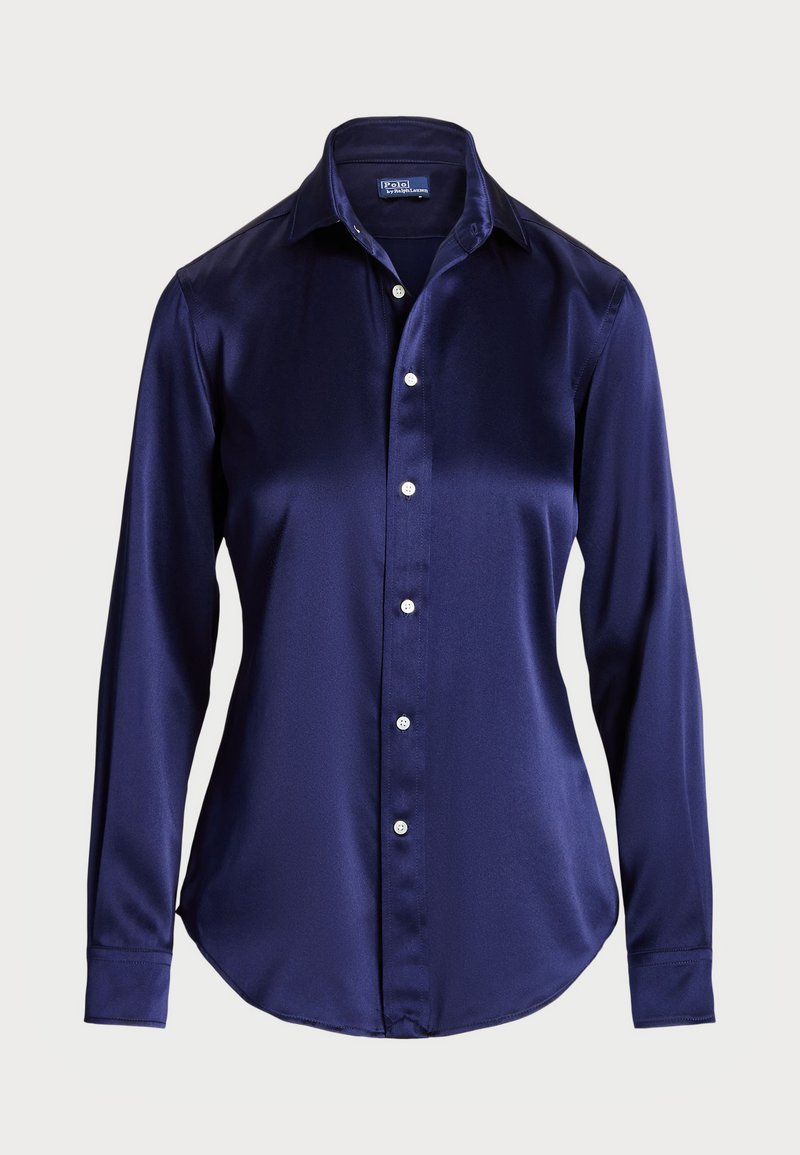 Navy modrá saténová košeľa na gombíky s dlhými rukávmi, špicatým golierom a bielymi gombíkmi. Hladká textúra a klasický strih.