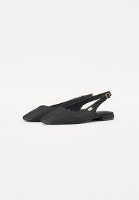 Sapatilhas pretas de calcanhar slingback com um design de bico apontado, tecido texturizado, salto baixo e uma fivela para um ajuste seguro.