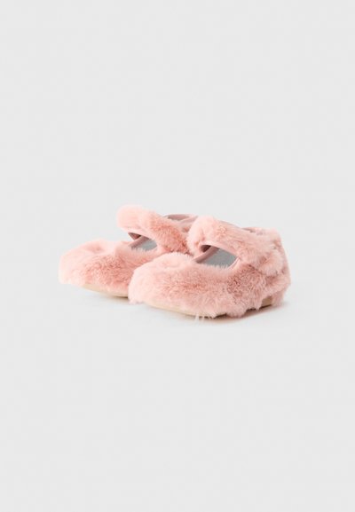 Rosa fluffy sko med en myk tekstur, med en stropp over toppen. Rund tå-design, lett såle og mykt materiale.