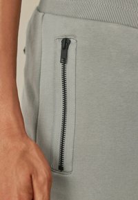 Next REGULAR FIT ZIP POCKET CARGO - Træningsbukser - grey