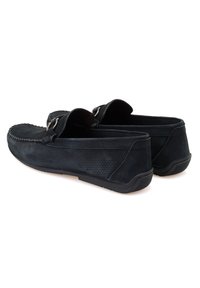 Zwarte instapschoenen met een gladleren bovenwerk, geperforeerde details, decoratieve stiksels en een rubberen zool voor grip.