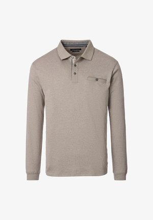Beige langærmet polo shirt med tre knapper, en lille knaplukket brystlomme og en klassisk krave.