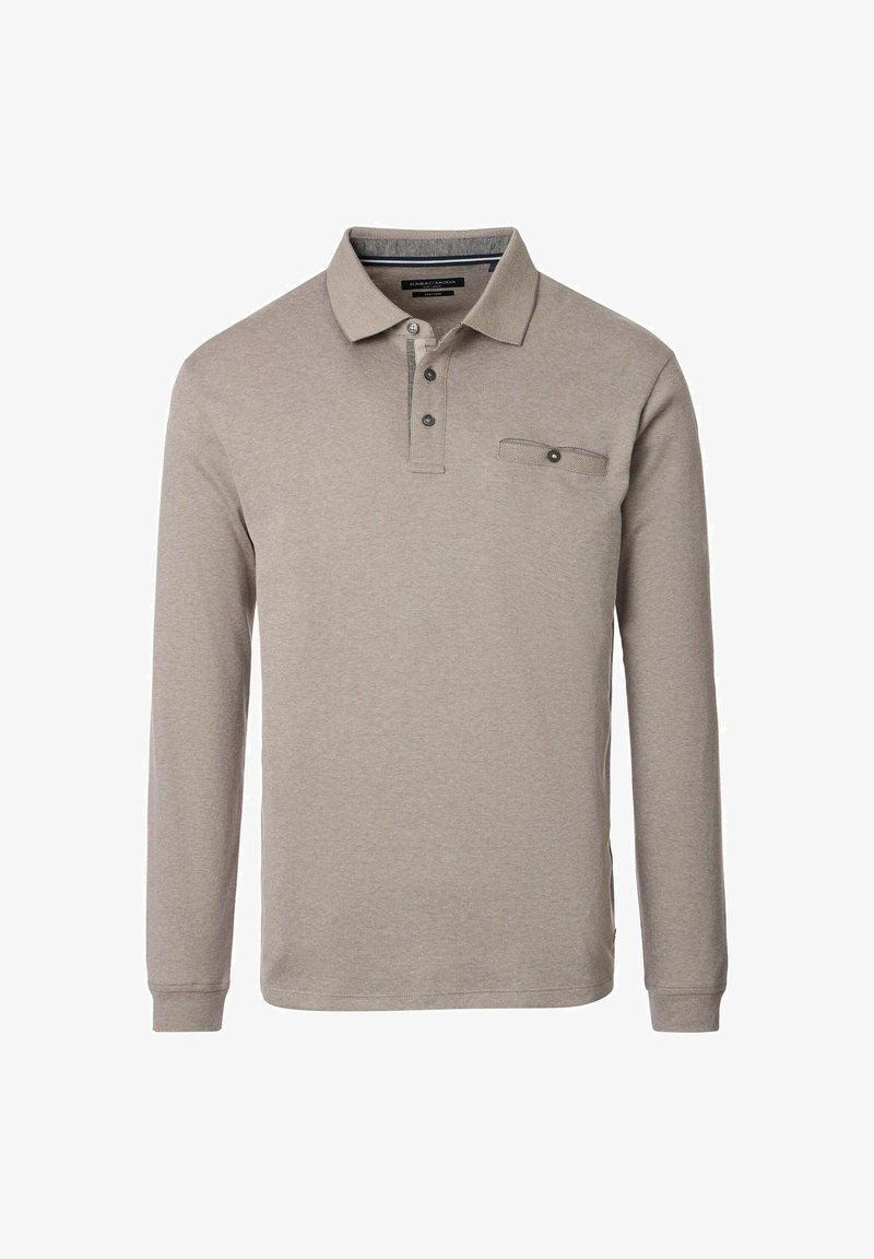 Beige poloshirt met lange mouwen, drie knopen, een klein knoopjes borstzakje en een klassieke kraag.