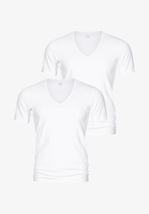 Twee witte katoenen V-hals t-shirts met korte mouwen, met een zachte textuur en een ontspannen pasvorm. Inclusief een subtiel merklabel op de halslijn.