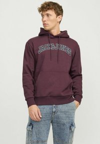 Bordo dukserica s kapuljačom, prednjim kengur džepom i tekstom "JACK&JONES" otisnutim kontrastnom bojom preko grudi.