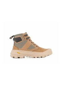 Brązowo-szare wysokie buty z zamszu i materiału tekstylnego, wyraźny system sznurowania oraz gruba, wytrzymała podeszwa z oznaczeniem Vibram.