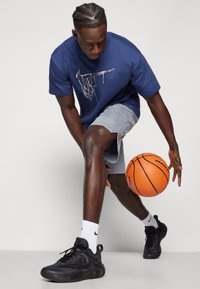 Nike Performance TEE - T-shirt con stampa - midnight navy