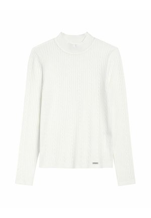 Biały sweter z długim rękawem, pleciony, o prążkowanym wzorze i podejrzanej stójce, z małą metalową metką logo blisko dołu.