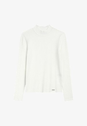 Biały sweter z długim rękawem, pleciony, o prążkowanym wzorze i podejrzanej stójce, z małą metalową metką logo blisko dołu.