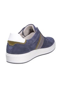 Blaue Wildledersneaker mit weißen und olivgrünen Akzenten, strukturierten Details, einer runden Zehenpartie und einer weißen Gummisohle. Die Rückansicht zeigt die Knöchelunterstützung.