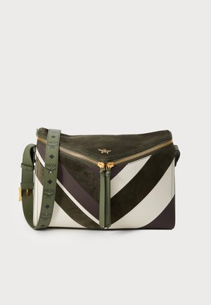 Borsa in suede e pelle con forma triangolare, strisce verdi, bianche e marroni scure, cerniera dorata e tracolla staccabile.