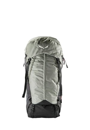 Grote grijs-zwarte wandelrugzak met bovenklep, verstelbare banden en vooraan een logo, rechtopstaand weergegeven tegen een witte achtergrond.