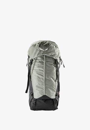 Großer grauer und schwarzer Wanderrucksack mit oberer Klappe, verstellbaren Gurten und vorderem Logo, aufrecht auf weißem Hintergrund dargestellt.