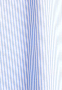 Tessuto a righe blu e bianche con strisce alternate di larghezza stretta e larga, caratterizzato da una texture liscia e un aspetto leggero.