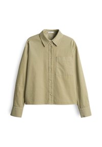 Chemise vert olive clair à manches longues, boutonnée sur le devant, avec une poche poitrine et un col pointu, présentée à plat sur fond blanc.