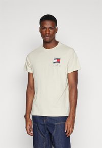 Tommy Jeans TJM SLIM FLAG TEE 2 PACK - Apdrukāts T-krekls - newsprint/white