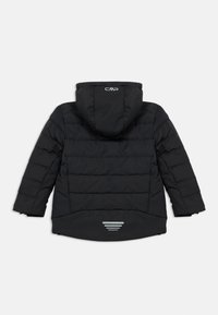 Černá péřová bunda s kapucí, která má horizontálně prošívané části a reflexní akcent vzadu. Vyrobena z hladkého, voděodolného materiálu.