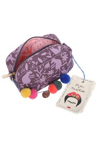 Lila Stoffbeutel mit floralem und vogelartigem Muster, Reißverschluss, bunte Pompons an einem Band und ein Etikett mit einem künstlerischen Porträt.
