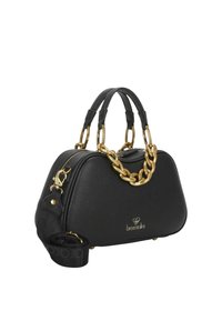 Borsa a mano in pelle nera con trama, accentata da una catena dorata, doppi manici e tracolla removibile. Chiusura con cerniera sulla parte superiore. Logo visibile.