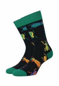 Czarne skarpetki z zielonymi mankietami, zdobione kolorowymi wzorami owadów, w tym żukami i motylami, w różnych jasnych kolorach.