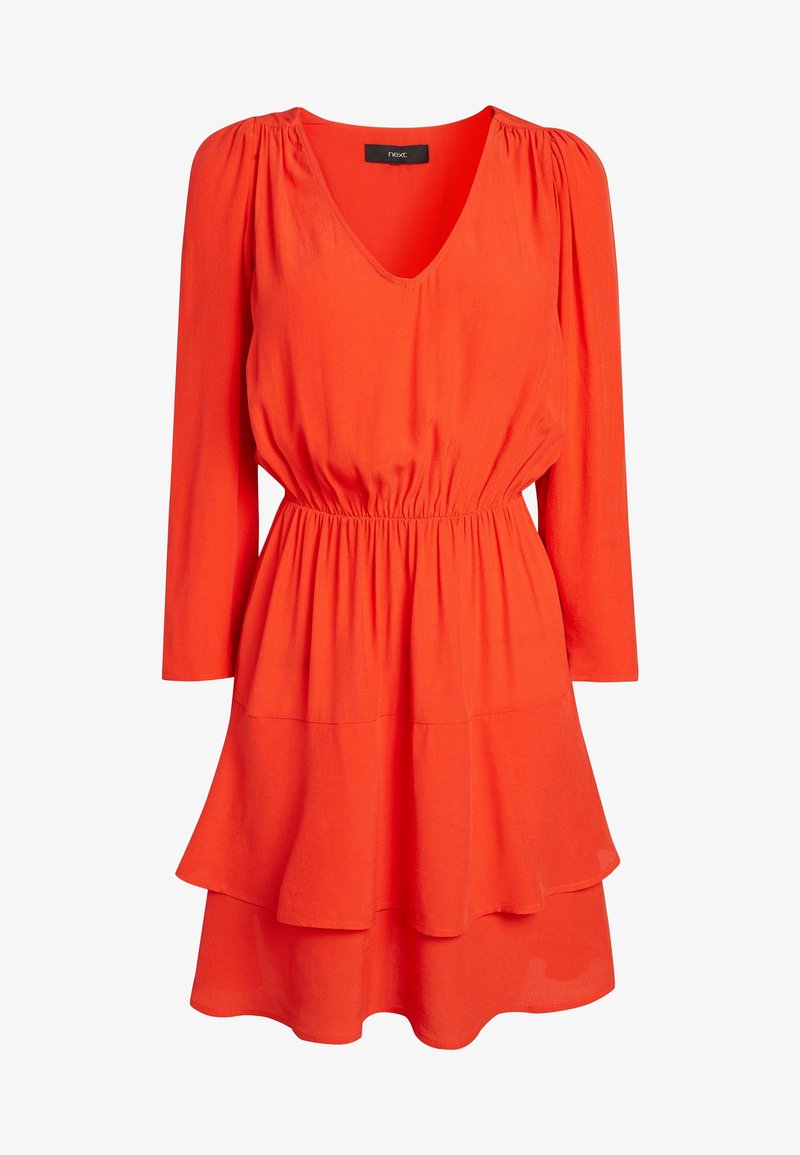 Robe longue orange vif à manches longues avec décolleté en V, taille froncée et jupe à étages.