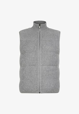 Grå fleecevest med høj krave, der har en frontlynlås og et struktureret, quiltet design. Velegnet til lagdeling i koldere vejr.