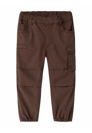 Brune cargobukser for barn med elastisk midje, frontlommer, sidelommer med klaff, knekonstruksjon og elastiske mansjetter ved ankler.