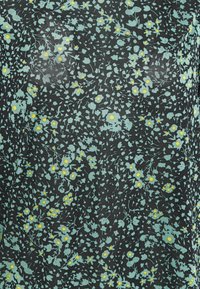 Czarna tkanina z kwiecistym wzorem, z jasnoniebieskimi liśćmi i żółtymi kwiatami. Wzór ma miękki, fakturowany wygląd.