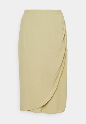 Beige midinederdel med asymmetrisk omslagsdesign og blødt draperet stof på den ene side, vist mod en hvid baggrund.