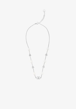 Collar de cadena de plata que presenta perlas blancas alternas y acentos en forma de estrella, con cierre de gancho y longitud de cadena ajustable.