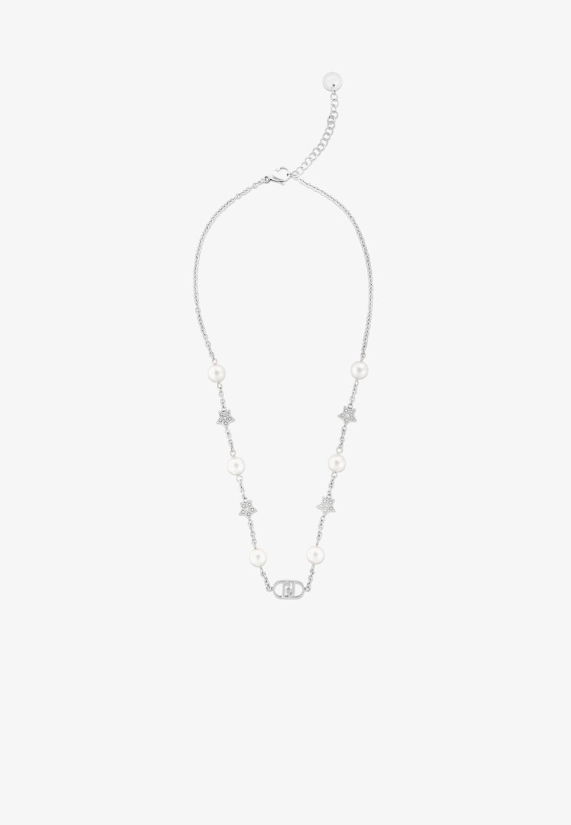 Collana in argento con perle bianche alternate a dettagli a forma di stella, dotata di chiusura a morsetto e lunghezza regolabile.