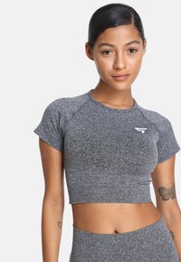 Top corto atlético gris con mangas cortas, presenta un diseño ajustado y una tela texturizada, acentuado por un pequeño logo en el pecho.