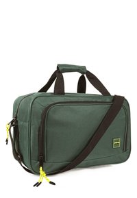 Bolso de viaje de color verde oscuro, hecho de una tela texturizada, con asas negras, correa ajustable, compartimentos con cremallera y acentos amarillos en las cremalleras.