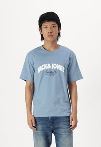 Jack & Jones JORBRONX ARCH BIG TEE  - T-shirts print - bright white\forestriver\mountains\antiquew\black