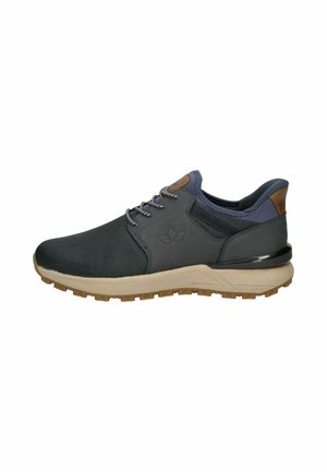 Dunkelgrauer und marineblauer Freizeitsneaker mit Stoffnetz vorne, Lederseiten, beiger Sohle und braunem Fersenakzent, von der Seite gezeigt.