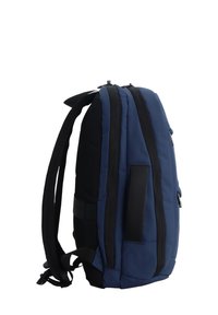 Mochila azul marino con textura acolchada, correas de malla negra y múltiples compartimentos con cremallera. Presenta acentos negros resistentes y una forma aerodinámica.