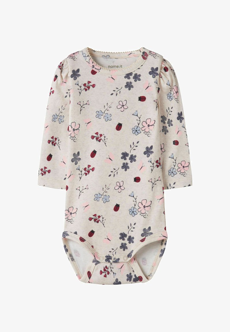 Body bébé à manches longues couleur crème avec petites fleurs roses, bleues et violettes et motif coccinelle rouge, boutons-pression à l’entrejambe.