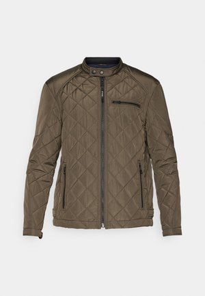 Chaqueta acolchada de color verde oliva con cuello alzado, cremallera frontal y dos bolsillos laterales. Incluye un bolsillo en el pecho con cremallera para almacenamiento.