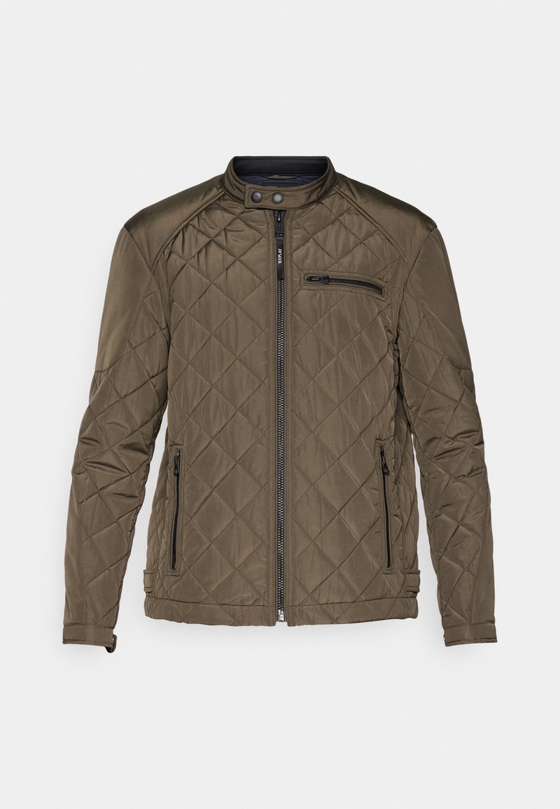 Gequiltete olivgrüne Jacke mit Stehkragen, vorne mit Reißverschluss und zwei Seitentaschen. Verfügt über eine mit Reißverschluss gesicherte Brusttasche für zusätzlichen Stauraum.