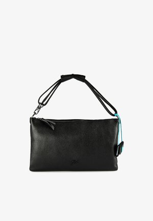 Bolso de mano de cuero negro texturizado con cremallera, doble correa y pequeña etiqueta de seguridad en turquesa y negro, colocado sobre fondo blanco.