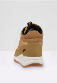 Tane sneaker do kotníku s texturovaným semišovým svrškem, černým podšívkovým materiálem, poutkem a bílou podrážkou, která má gumovou podrážku pro lepší přilnavost.