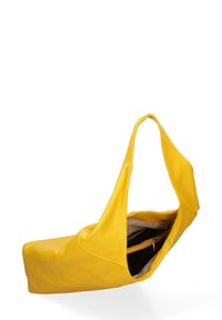 Borsa gialla in pelle con superficie texturizzata, design morbido, ampio manico e un interno spazioso con tasca con zip.