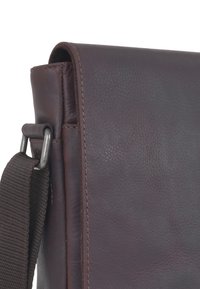 Borsa a tracolla in pelle marrone con finitura testurizzata, dotata di chiusura a patta, hardware in argento e tracolla regolabile in tessuto.