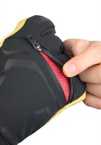 Sort handsker med gule accenter og en lynlåslomme, der afslører rød netting. Handsken har en tekstureret overflade og et ergonomisk design.