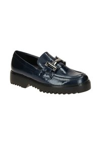 Marineblauwe patenten leren loafers met een stevige zwarte rubberen zool en grote metalen gespsluiting aan de voorkant. Zachte textuur, elegant ontwerp.